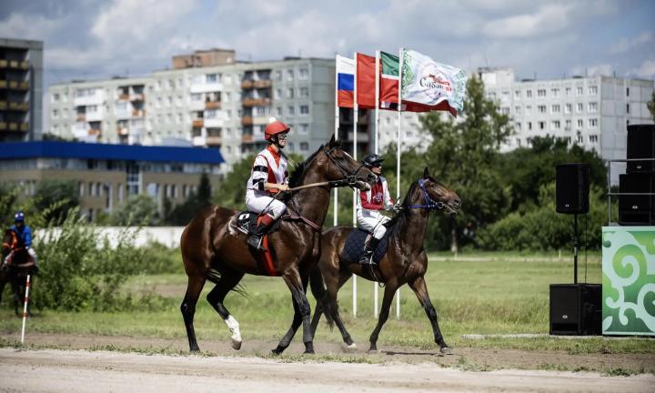 Федеральный Сабантуй открыли скачки на Омском ипподроме. Фоторепортаж