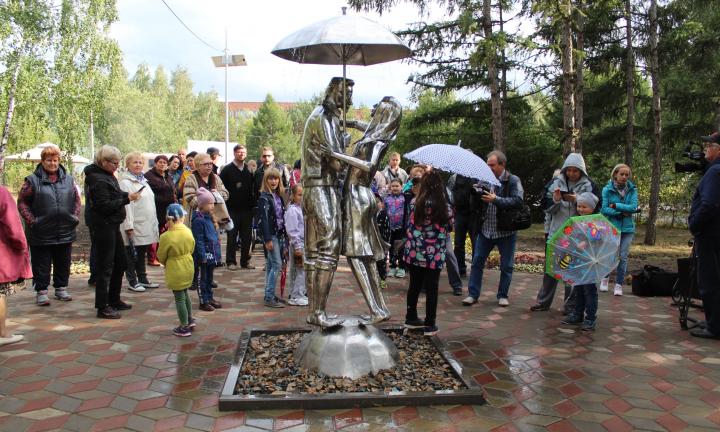 ОБНОВЛЕНО! Благодаря огласке в сквере Молодожёнов срубят не 30 деревьев, а 7 