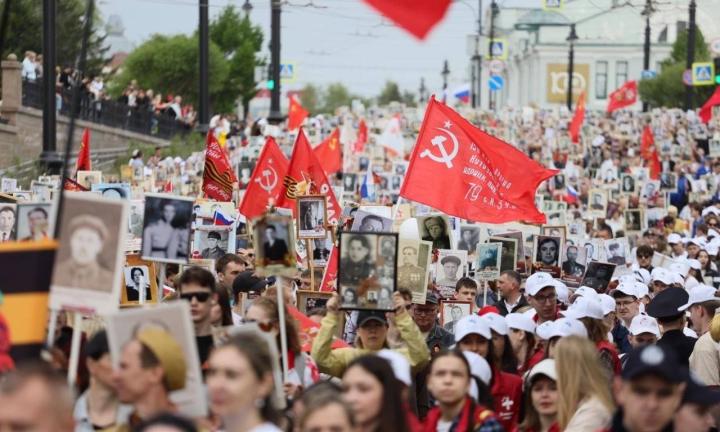 Плечом к плечу, в парадном строе. В Омске вновь прошёл «Бессмертный полк»