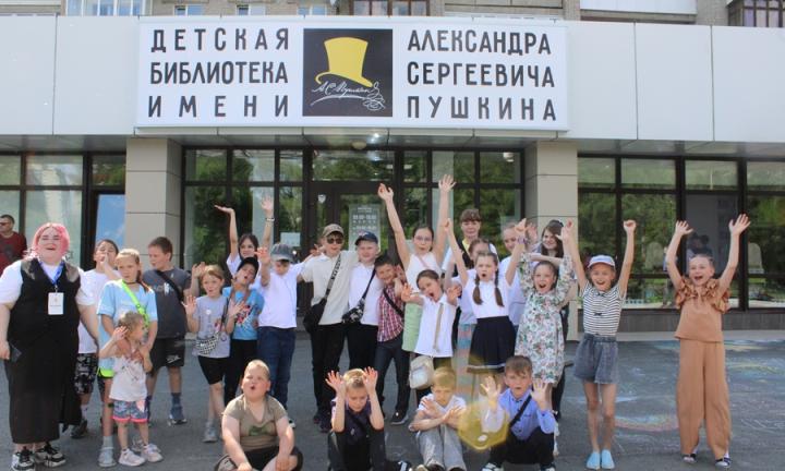 «ГениУм» на Иртыше. В Омске открыли пространство, где разрешают шуметь и приводить собак для чтения книг