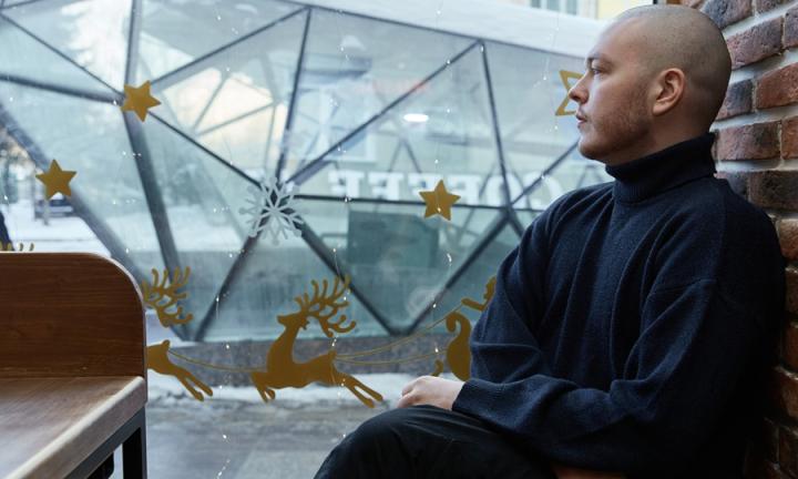 «Поэзия — это проволочная боль, которую надо выговорить». Интервью с поэтом и бойцом Амиром Сабировым