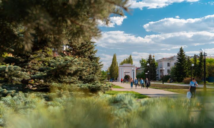 Афиша 27 — 29 мая: Библионочь, открытие туристского сезона и театрализованное представление в Дендросаде