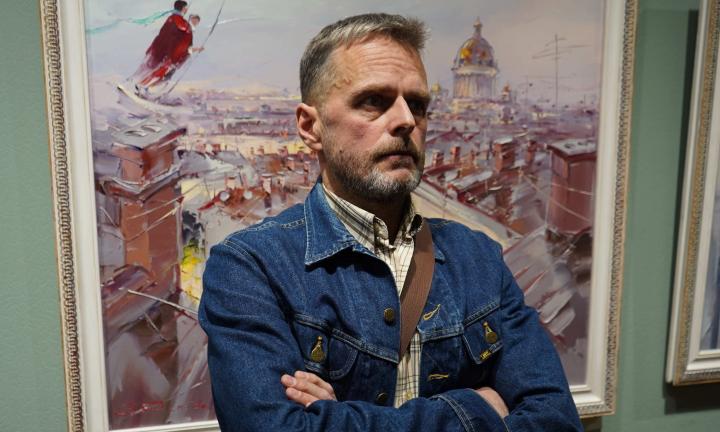 «Нужно писать позитивные картины, и всё пройдёт»: открылась новая выставка Сергея Демиденко