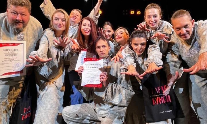 «Пришлось дописать Рождественского»: Любовь Петрова – о любительском театре в Омске и соперничестве со столицами