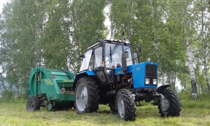 Тракторист спасает леса и показывает это десяткам тысяч подписчиков