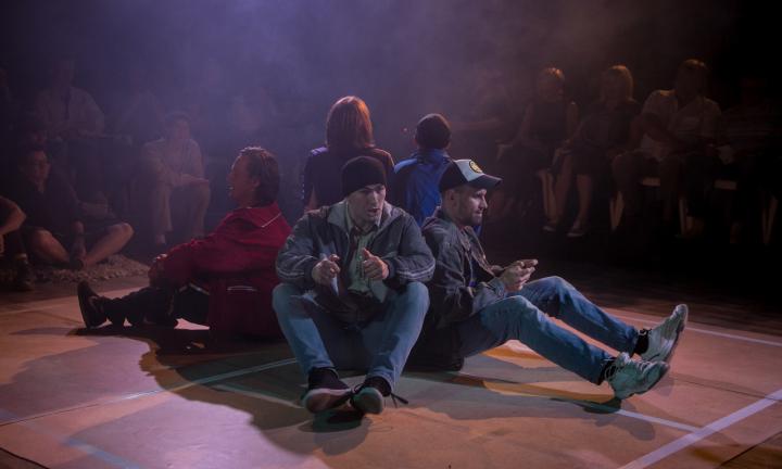 Погрузиться в 90-е, плакать, смеяться и танцевать на сцене: рецензия на спектакль фестиваля «Ещё один»