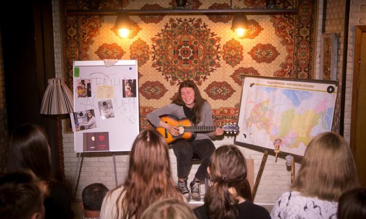 История одного человека плюс одна философская книга: рецензия на спектакль фестиваля «Ещё один»