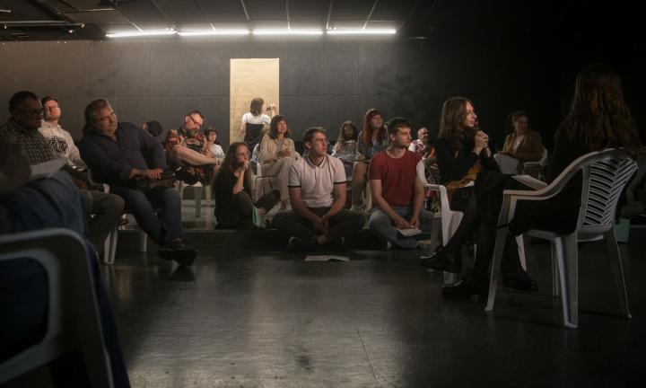 Посетить театр, чтобы послушать лекцию и написать книгу: рецензия на спектакль фестиваля «Ещё один»