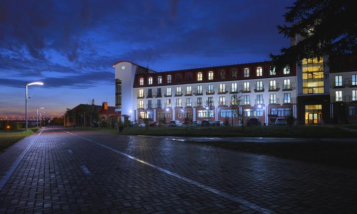 Безопасность от машин, дизайн, удобство для игр и посиделок: активист проанализировал омские общественные пространства