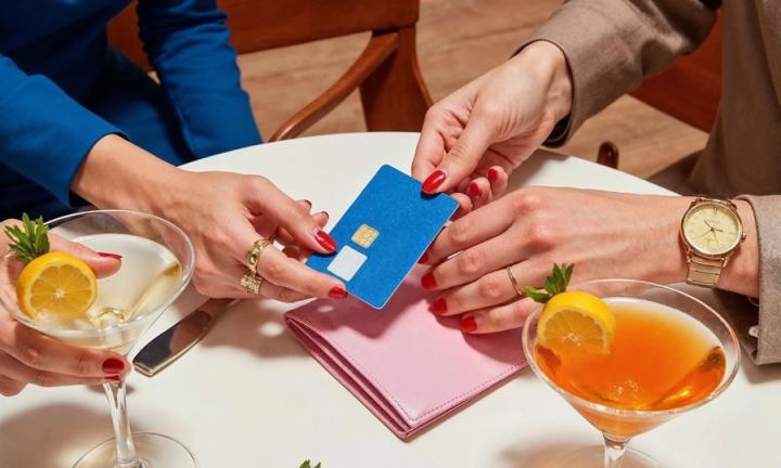 Лимит на карты, НДС на услуги и слежка за СБП. Как изменилась жизнь владельцев банковских карт в 2026?