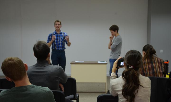 «Иногда мне казалось, что это лучше, чем секс»: интервью с руководителем клуба «Дебаты Напротив» 