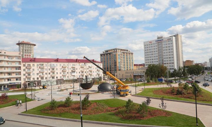 «Конструктор» из стали и бронзы. На площади Бухгольца собирают сферическую основу новой Державы