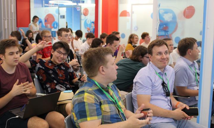 От мемасиков до серьёзных приложений: омские школьники презентовали свои проекты в IT