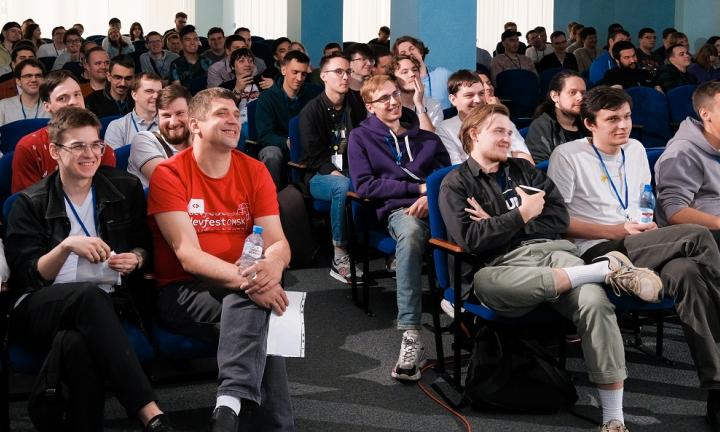 State Machine, дизайн-система и трудности перевода приложений: как прошёл первый день IT-конференции «Сибирь.JS»