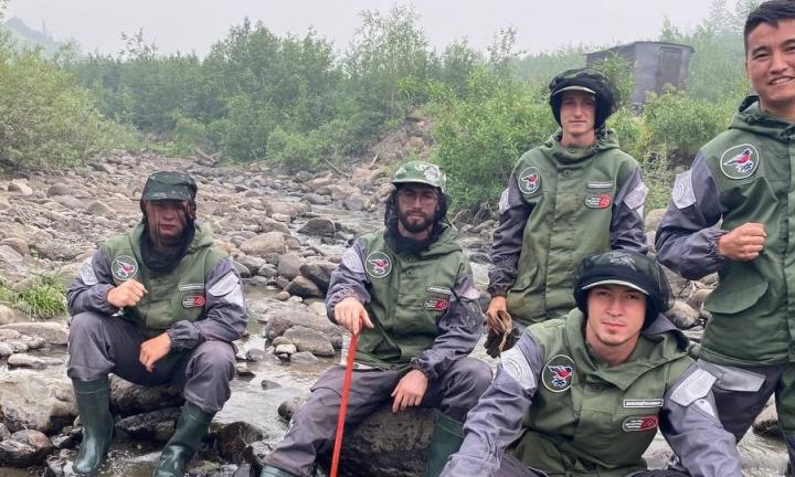 «Я не могу сидеть сложа руки, когда могу реально помочь» - омич с соратниками очищает берега Енисея