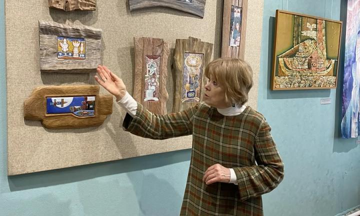 Как приручить огонь и шёлк. Омская художница Татьяна Колточихина рассказала о своём творческом пути