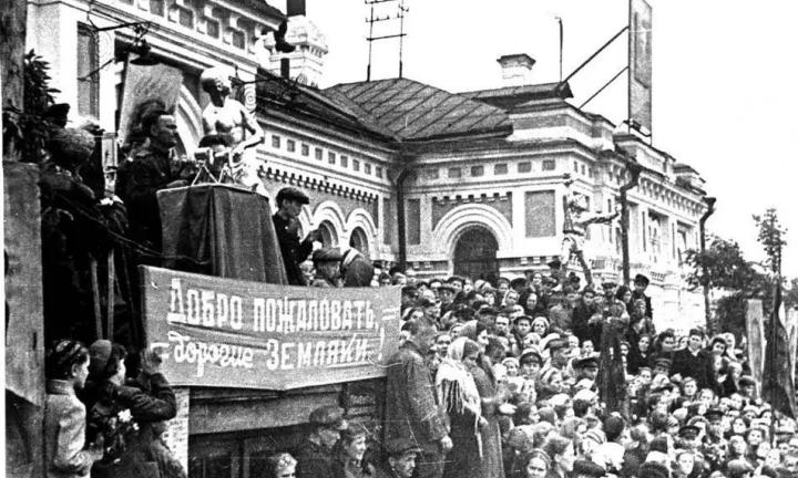 Праздник на улицах города: как встречали 9 мая 1945 года в Омске