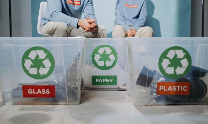 Студентка собирает вторсырьё, чтобы высадить в городе деревья