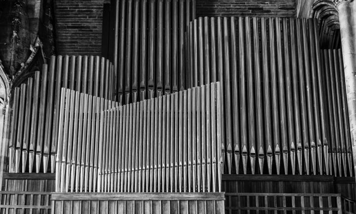 Органный зал: клавиши и барабан