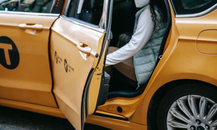 8 лайфхаков: как омичам сэкономить на поездках в такси