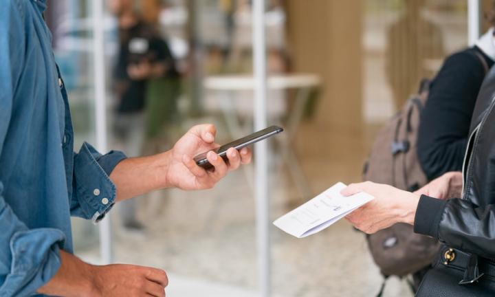 В Омской области всё-таки ввели QR-коды для посещения торговых центров, ресторанов и общественного транспорта