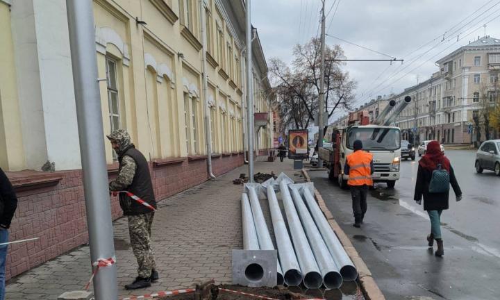 У «Дружного мира» ради проезжей части сужают тротуар