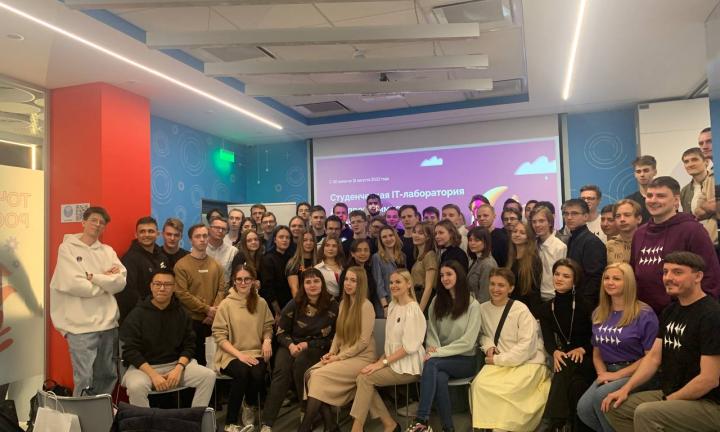 Робот-пылесос для уборки парков, автономное управление дверями и инфокиоски: в «Точке кипения» прошло открытие студенческой IT-лаборатории 