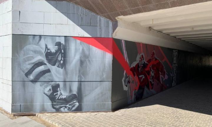 Решил поднять тему дворового хоккея, где все играют на равных, независимо от социального статуса, возраста и пола. Художник про новый мурал в переходе у «G-Drive Арены»