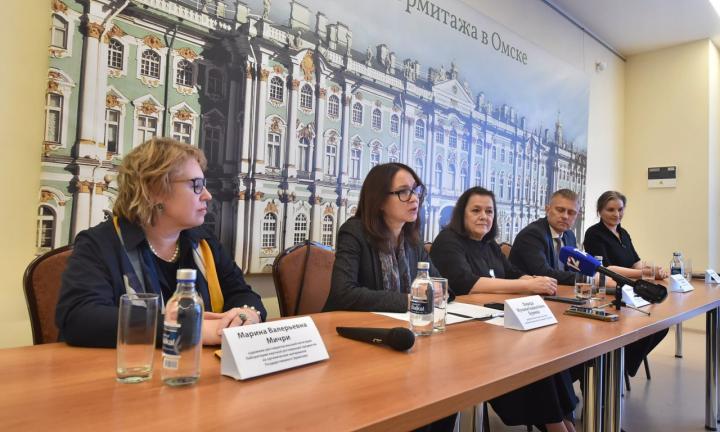 От летучей мыши до нефрита. В Омске открылись десятые Дни Эрмитажа с выставкой «Пять символов счастья»