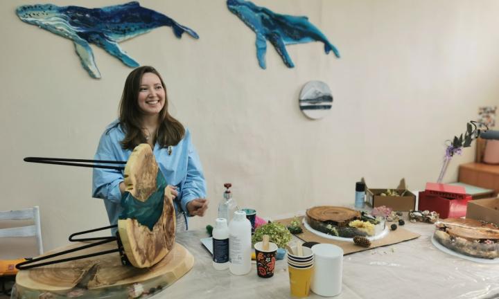 «Я хочу, чтобы стол с душой был в каждом доме»: как омичка создаёт столы, в которых живут воспоминания