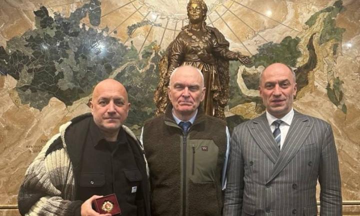 Омский меценат Святослав Капустин вручил «Орден Книги» Захару Прилепину