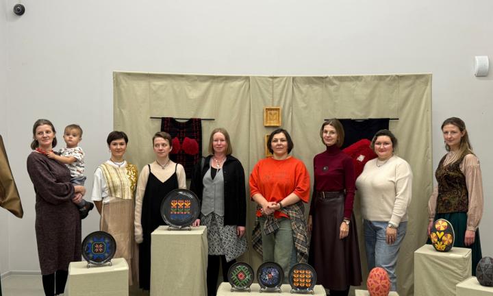 «Этно – это модно!»: как в Омске открылась выставка «Сибирская идентичность. Актуальное ремесло»