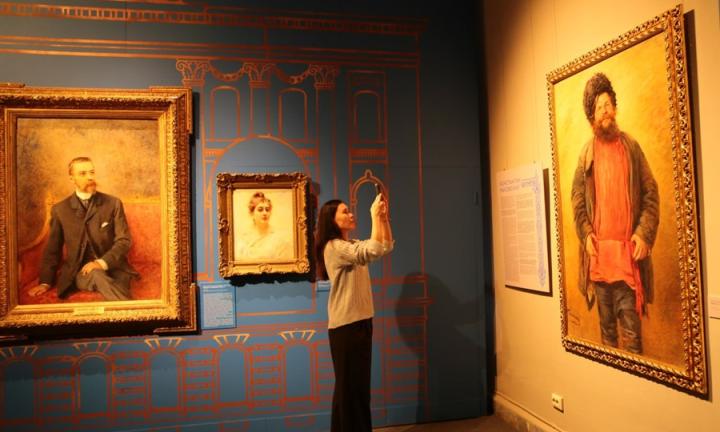 Картины творческой династии, архив-сенсация, «женский след». В Омске открылась выставка «Мир братьев Маковских»