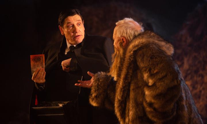 Воспарить над Гоголем: в омском ТЮЗе поставили спектакль по «Мёртвым душам»