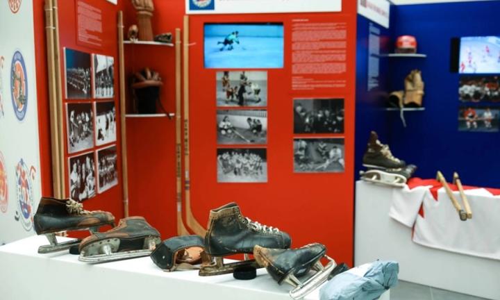 Клюшки Яромира Ягра и Валерия Харламова. Передвижной «Музей хоккея» показывает раритеты на матчах АЛХ