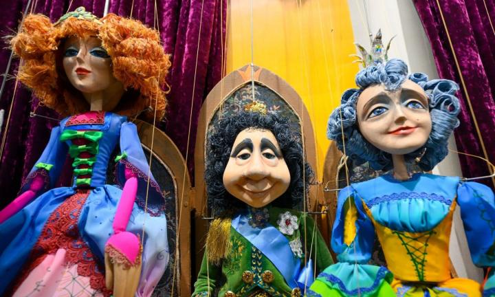 Восемьдесят шесть кукол из девяти спектаклей. В Омске открылась выставка, посвящённая 90-летию театра куклы, актёра, маски «Арлекин».