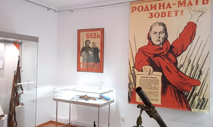 Сталь и огонь. В Омске открылась выставка холодного и огнестрельного оружия