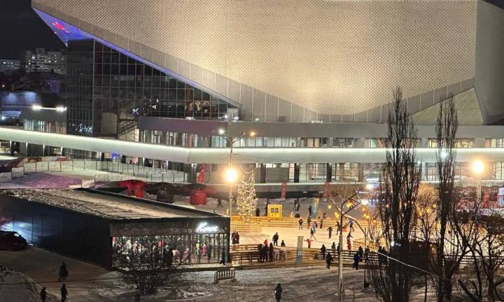 В Омске открылся большой каток у СКК им. Виктора Блинова