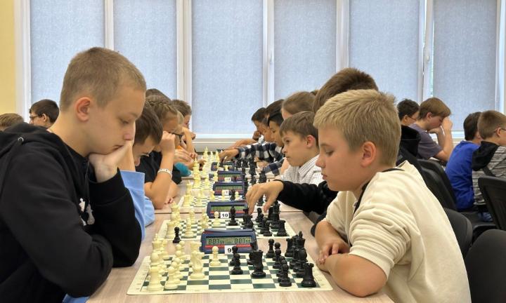 В Омске прошёл детский шахматный турнир: кто выиграл iPhone 16?