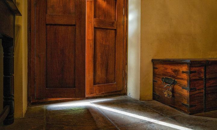 За закрытой дверью: новая выставка о любви к деталям в Музее просвещения