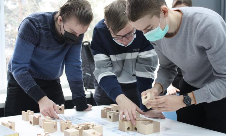 В Омске прошло состязание школьников и студентов по сбору деревянного конструктора