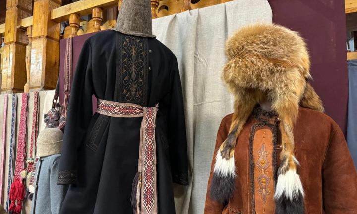 Шамшуры, зипуны и парочки. В Омске открылась выставка точных реплик народного костюма