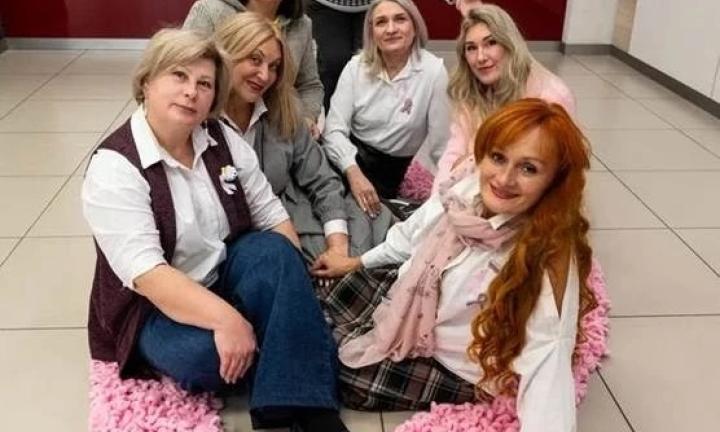 «Быть счастливой очень просто». В Омске прошла акция «Розовая лента» в поддержку больных раком груди