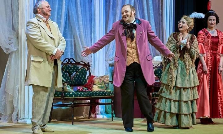 На сцене омской «Галёрки поставили комедию времён крепостного права