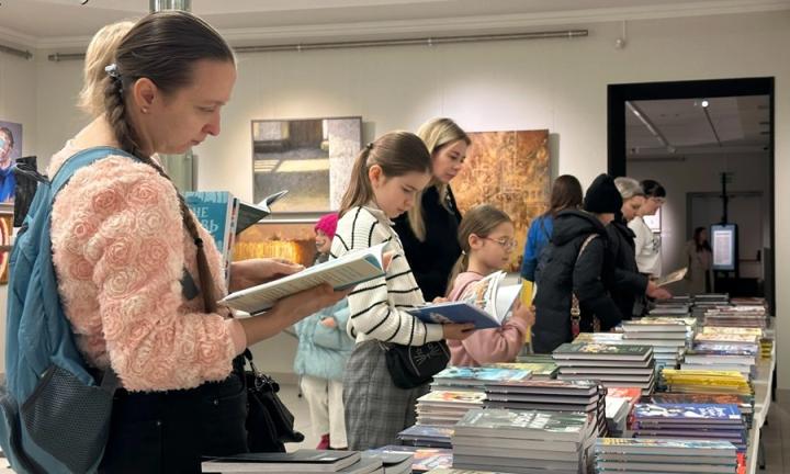 Книжная ярмарка в Омске: встреча с писательницей Алёной Селютиной и литературные тренды 2025 года