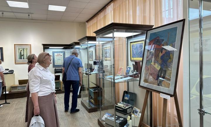От фисгармонии до магнитофона. В Омске открылась выставка, где звучит история
