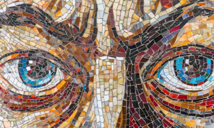 Мозаика, скульптура, гальваника: в Доме художника проходит совместная выставка двух авторов