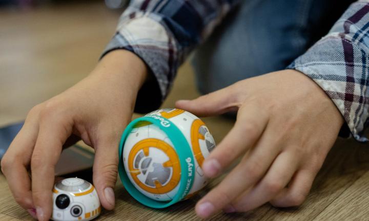 «Представим нашу гордость — робота-гитариста»: в Омске пройдёт детский фестиваль по робототехнике и программированию