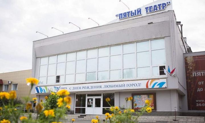 Внутренняя свобода и путь к идеальному телу: новый спектакль «Пространства 25» в Пятом театре 