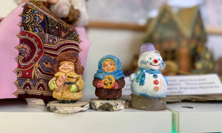 Уголок детства и зимнего волшебства: в Омском музее кукол открылась новогодняя экспозиция
